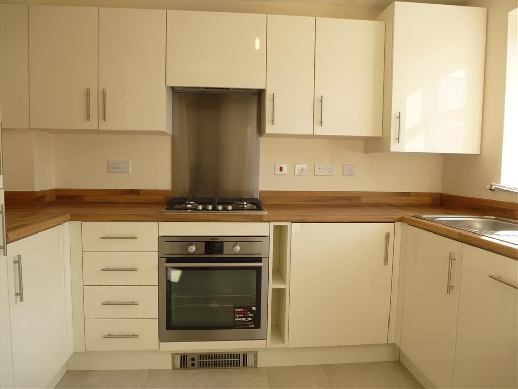 2 bed semi-detached house to rent in Northumberland Way, Walsall WS2, £900 pcm