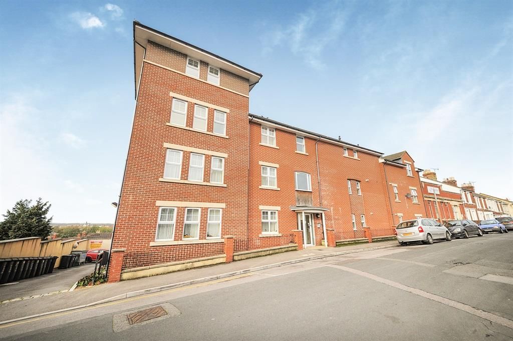 2 bed flat to rent in Redcross Place, Swindon SN1, £925 pcm