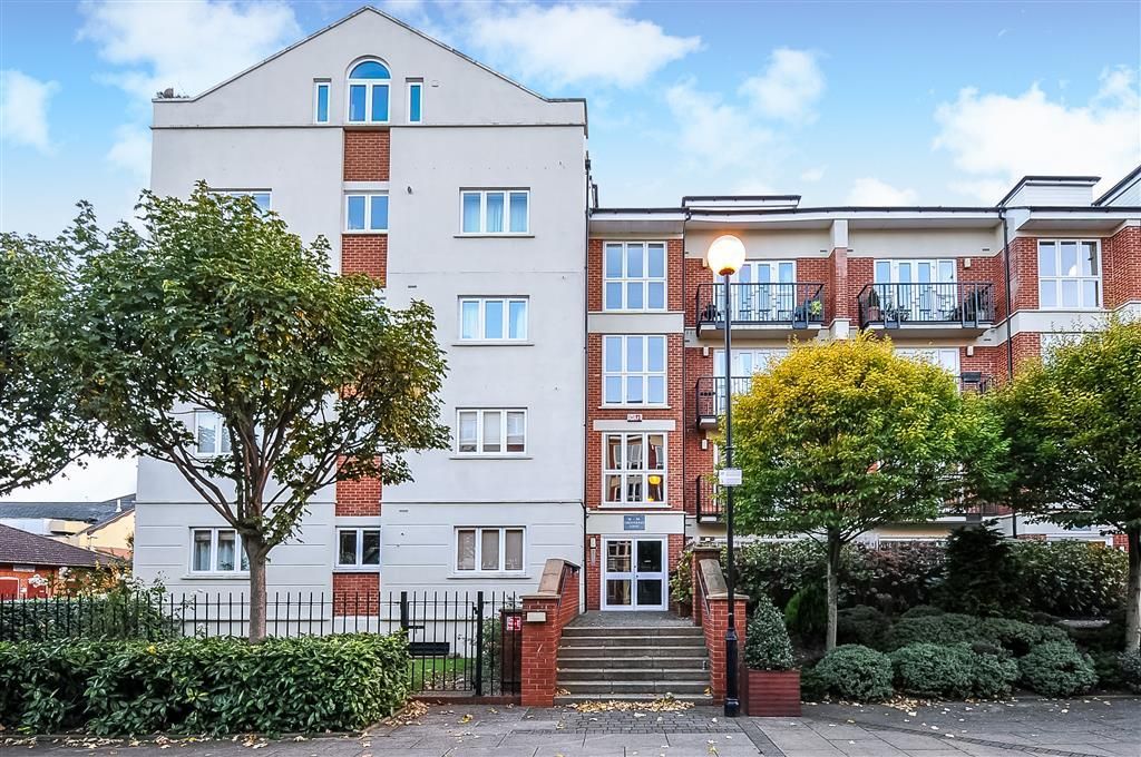 2 bed flat to rent in Chesterman Court, Corney Reach Way, Chiswick W4, £1,972 pcm