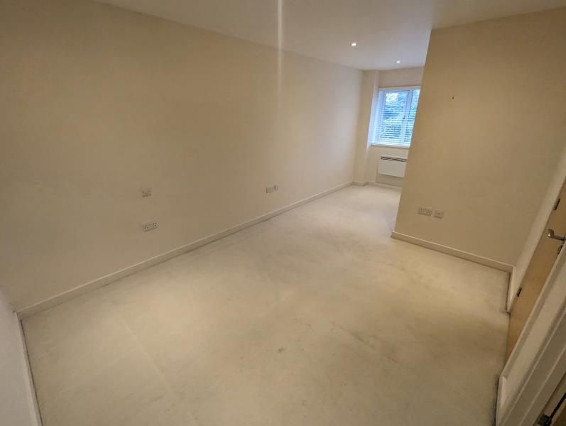 2 bed flat to rent in New Haw, Surrey KT15, £1,500 pcm