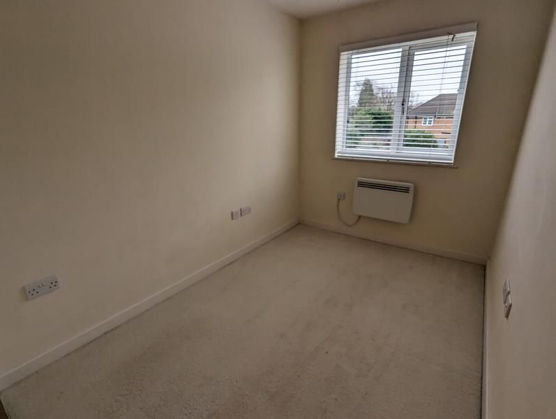2 bed flat to rent in New Haw, Surrey KT15, £1,500 pcm