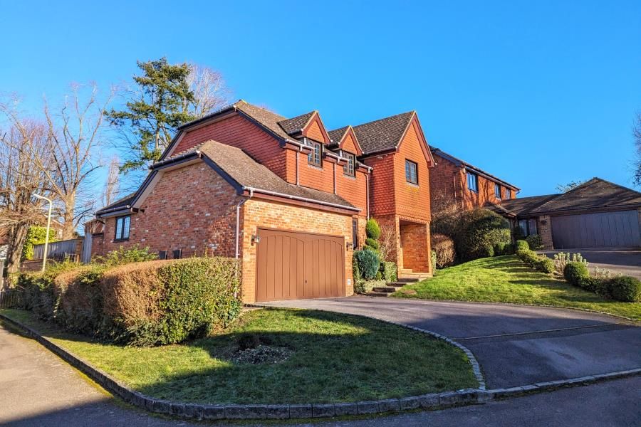 5 bed detached house to rent in South Woking, Surrey GU22, £3,950 pcm