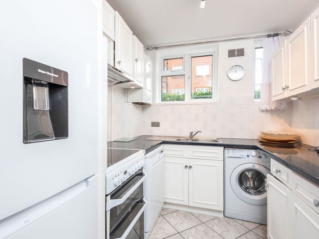 2 bed flat for sale in Vale Court, Acton W3, £385,000