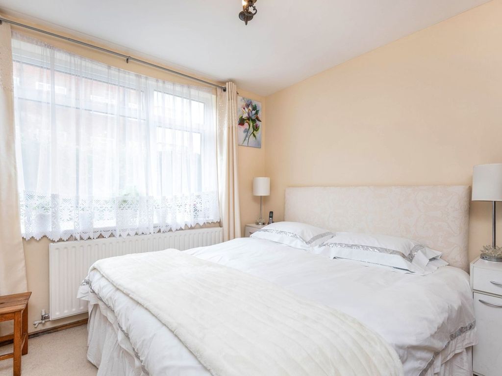 2 bed flat for sale in Vale Court, Acton W3, £385,000