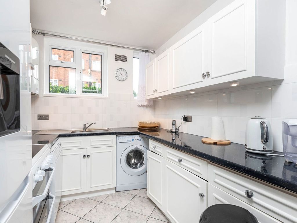 2 bed flat for sale in Vale Court, Acton W3, £385,000