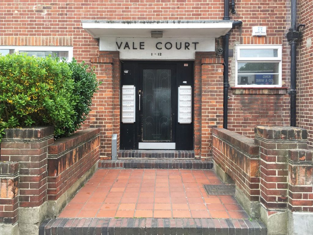 2 bed flat for sale in Vale Court, Acton W3, £385,000