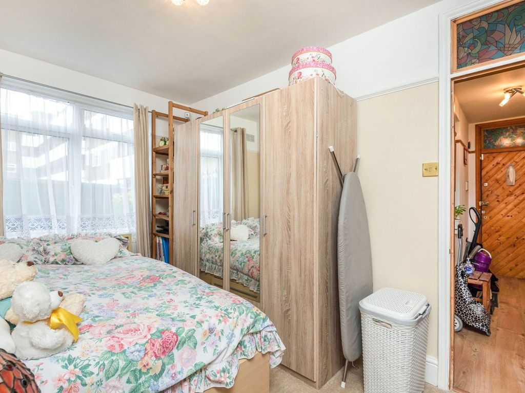 2 bed flat for sale in Vale Court, Acton W3, £385,000