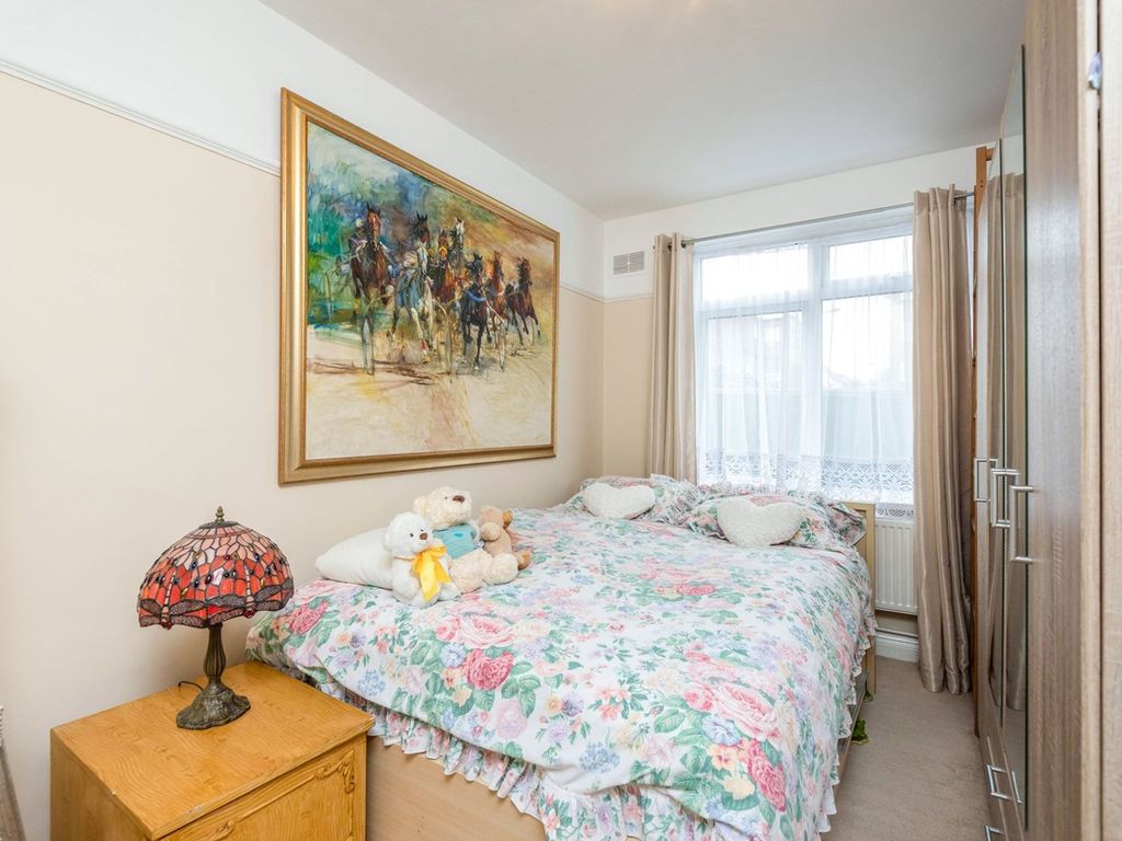 2 bed flat for sale in Vale Court, Acton W3, £385,000