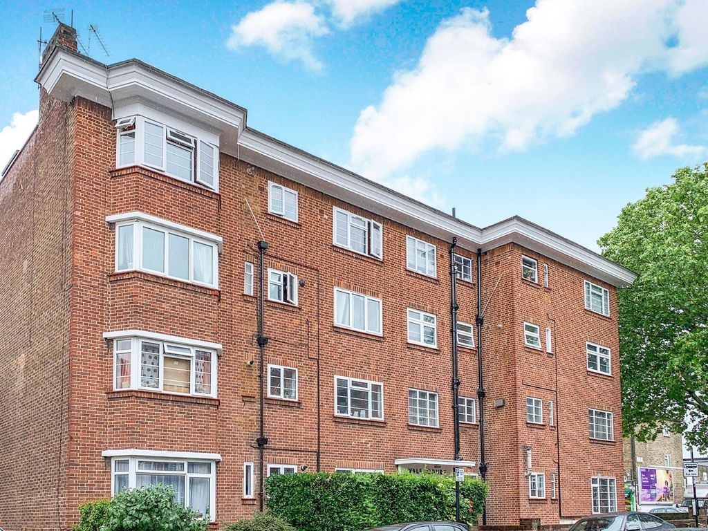 2 bed flat for sale in Vale Court, Acton W3, £385,000