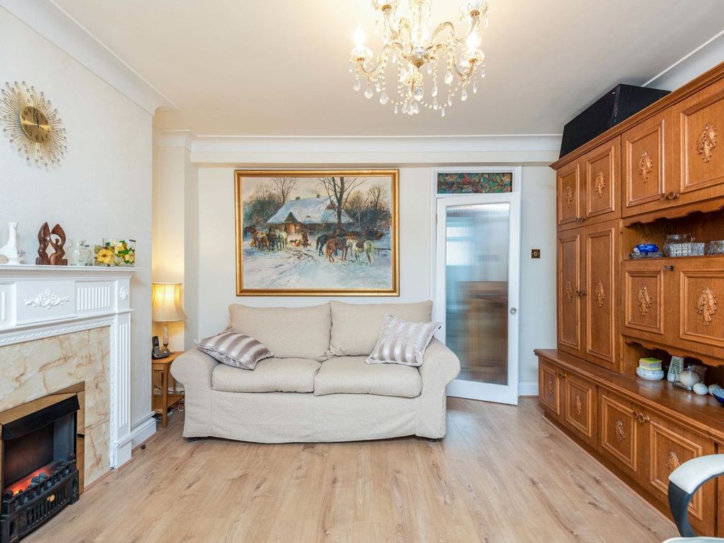 2 bed flat for sale in Vale Court, Acton W3, £385,000