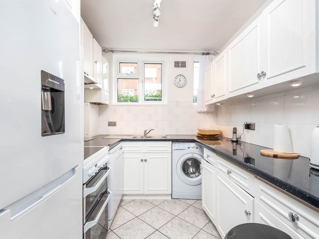 2 bed flat for sale in Vale Court, Acton W3, £385,000