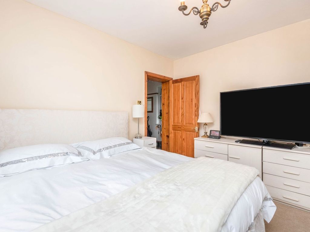 2 bed flat for sale in Vale Court, Acton W3, £385,000