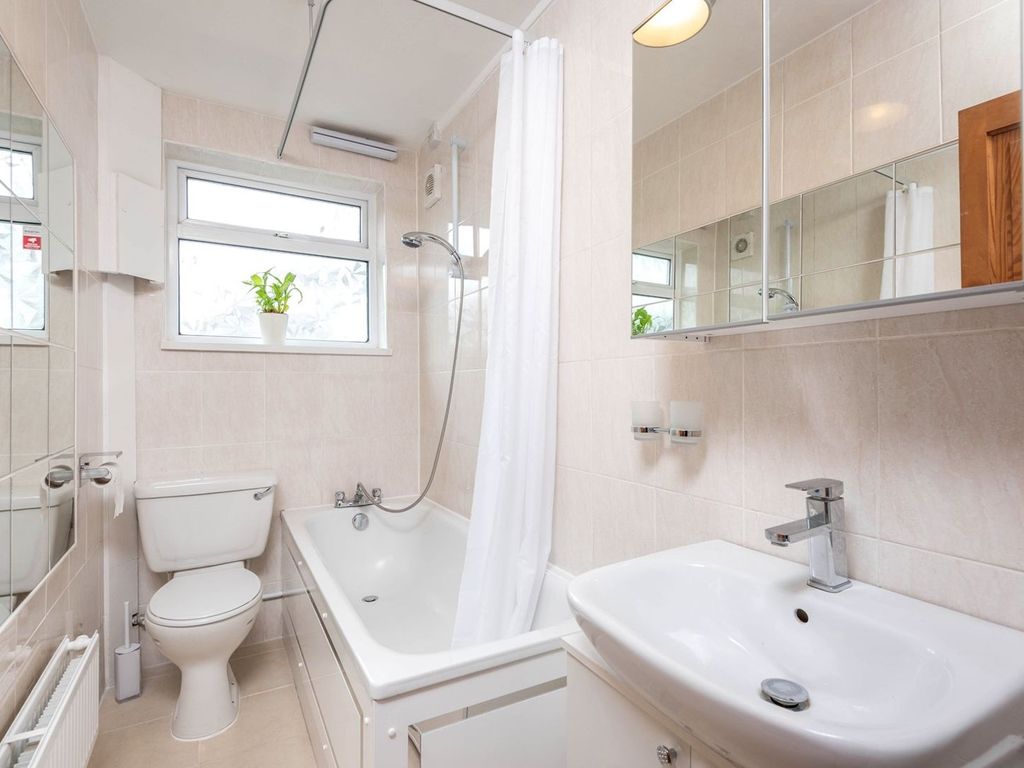 2 bed flat for sale in Vale Court, Acton W3, £385,000