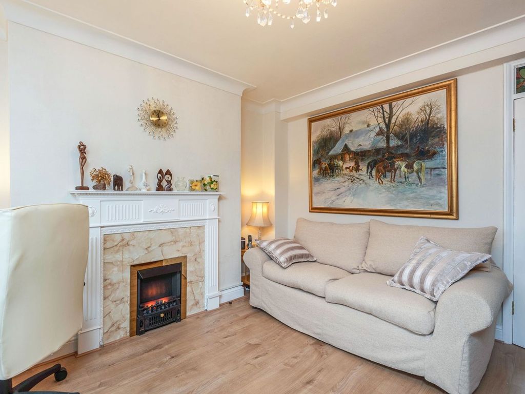 2 bed flat for sale in Vale Court, Acton W3, £385,000