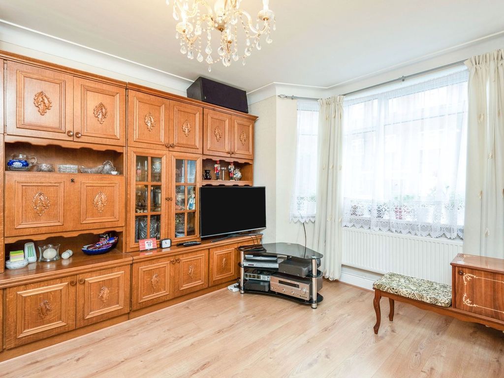 2 bed flat for sale in Vale Court, Acton W3, £385,000