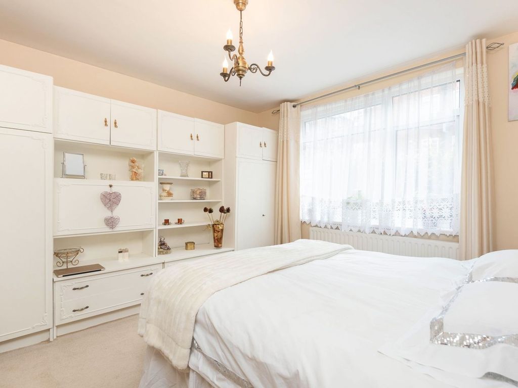 2 bed flat for sale in Vale Court, Acton W3, £385,000