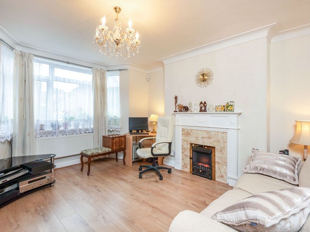 2 bed flat for sale in Vale Court, Acton W3, £385,000