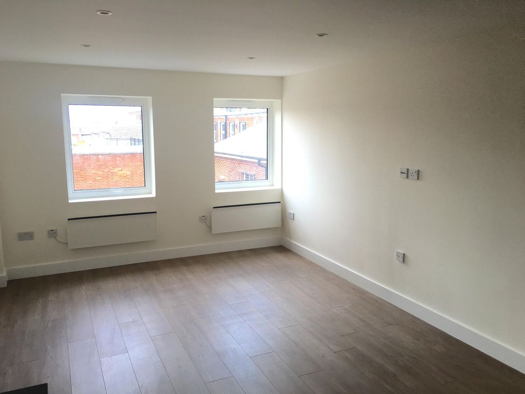 1 bed flat to rent in High Street North, Dunstable LU6, £940 pcm