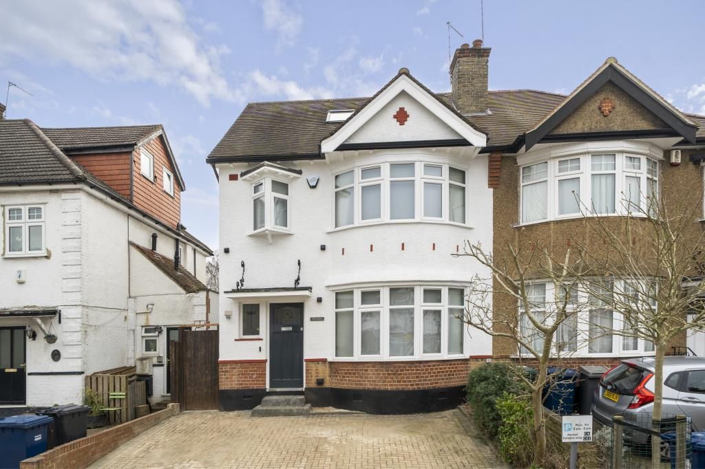 5 bed semi-detached house to rent in Wentworth Avenue, Finchley N3, £4,000 pcm