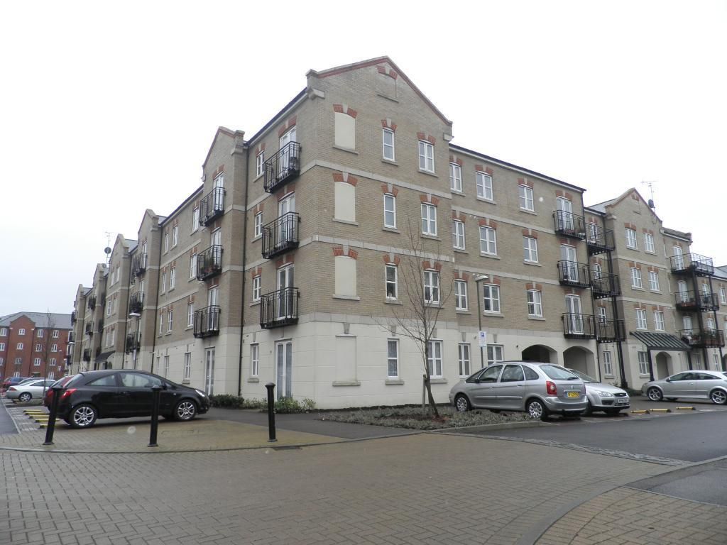 2 bed flat to rent in Coxhill Way, Aylesbury HP21, £1,300 pcm