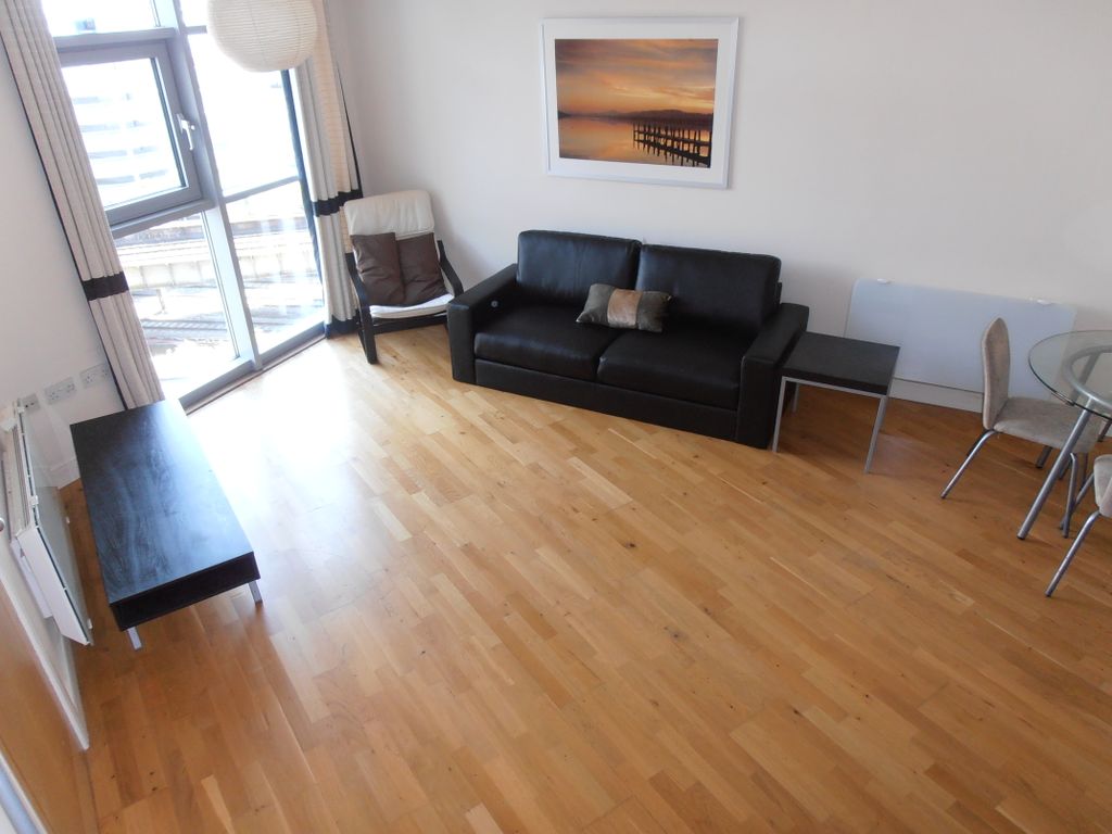 2 bed flat to rent in Altolusso, Cardiff CF10, £1,200 pcm