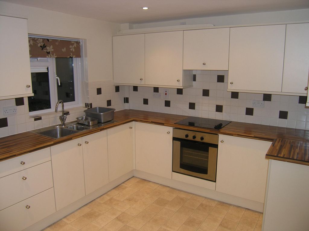 2 bed property to rent in Anchor Road, Calne SN11, £950 pcm