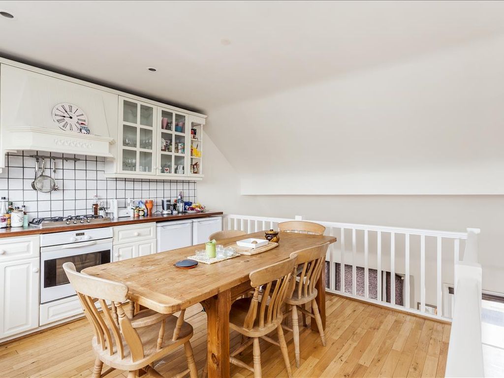 2 bed flat to rent in Bronsart Road, Fulham SW6, £2,340 pcm
