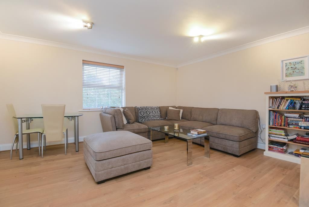 2 bed flat to rent in Newbury, Berkshire RG14, £1,250 pcm