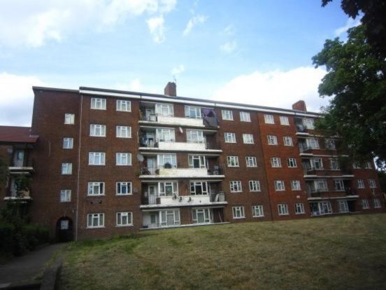 3 bed flat to rent in Rideout Street, London SE18, £1,400 pcm