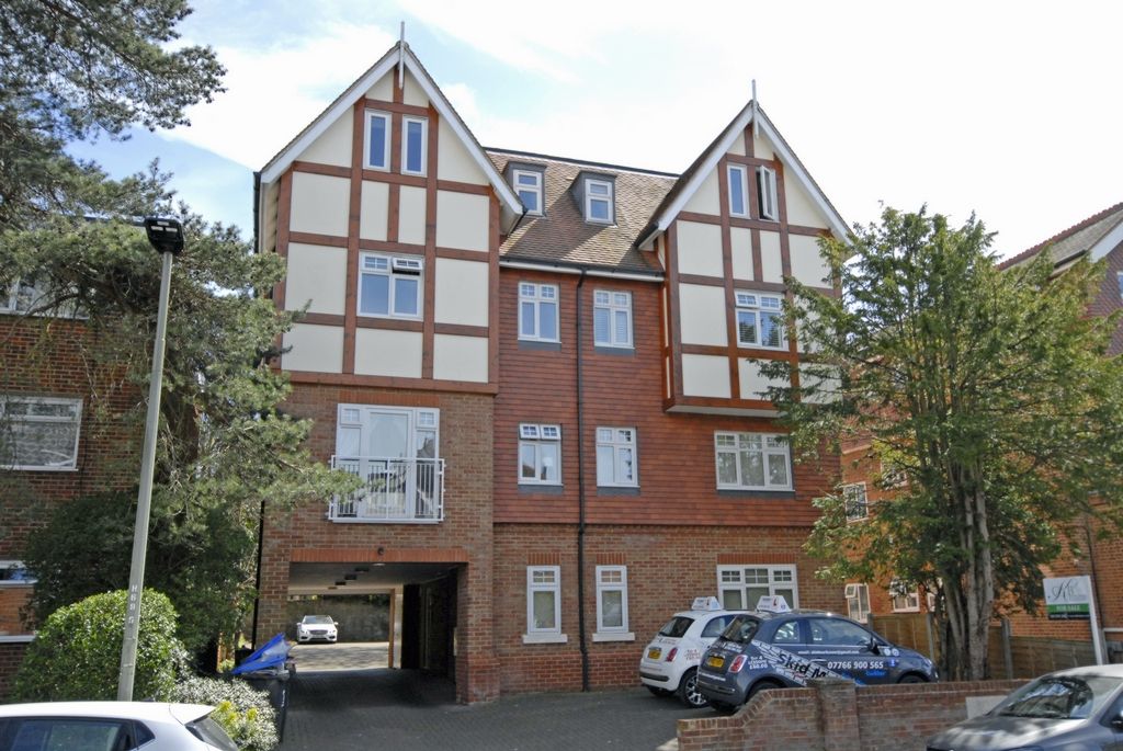 2 bed flat to rent in Highland Road, Bromley BR1, £1,700 pcm