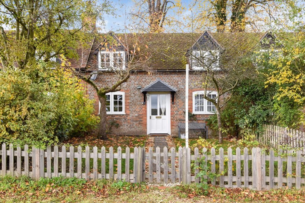 2 bed cottage to rent in Donnington, Berkshire RG14, £1,350 pcm
