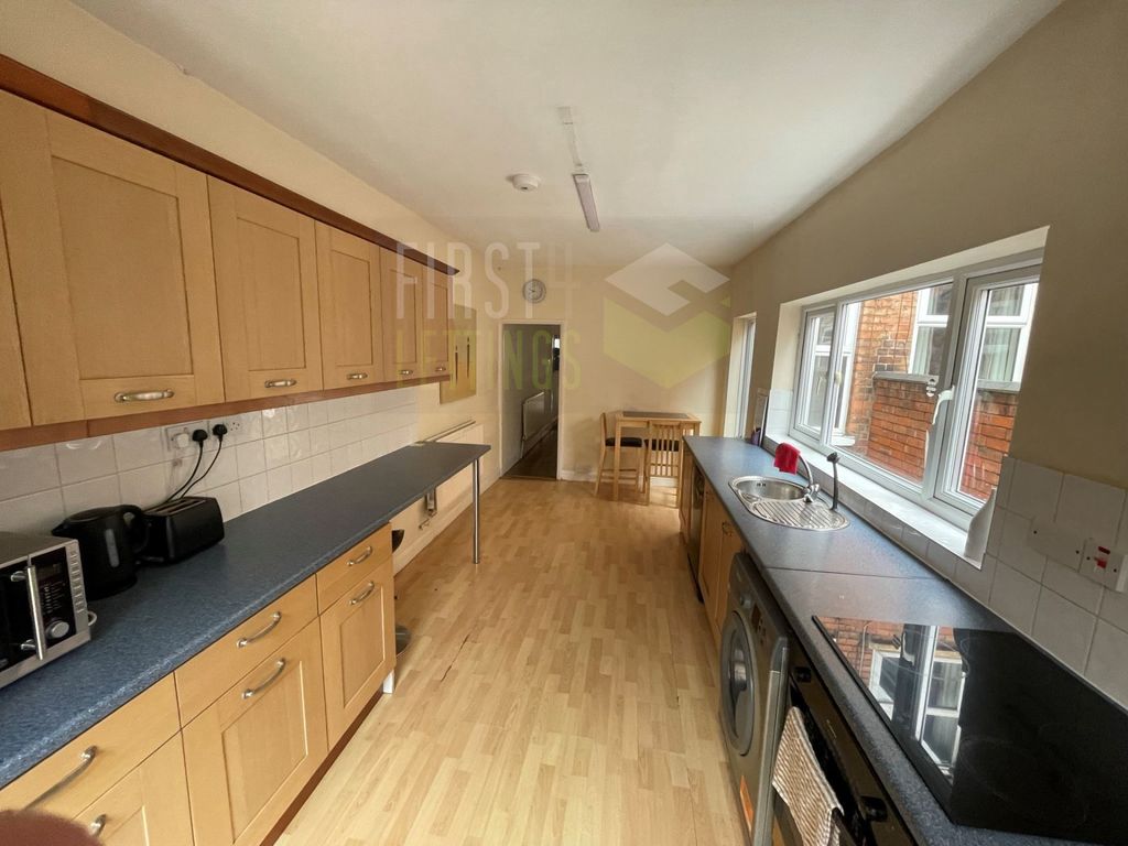 4 bed terraced house to rent in Barclay Street, West End LE3, £381 pcm