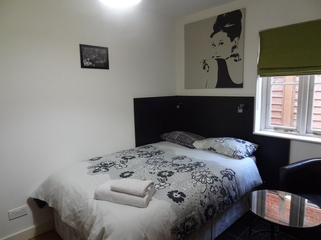 Studio to rent in Finchley Road, Hampstead, London NW3, £1,625 pcm