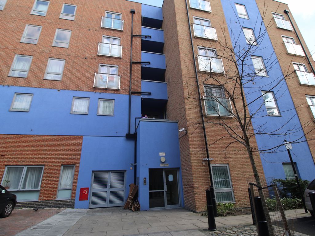 2 bed flat for sale in Glasshouse Fields, London E1W, £400,000