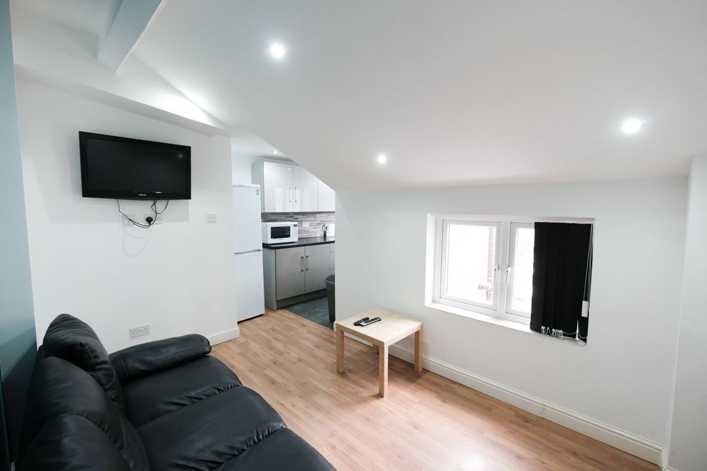 3 bed flat to rent in Mount Street, Preston, Lancashire PR1, £1,636 pcm