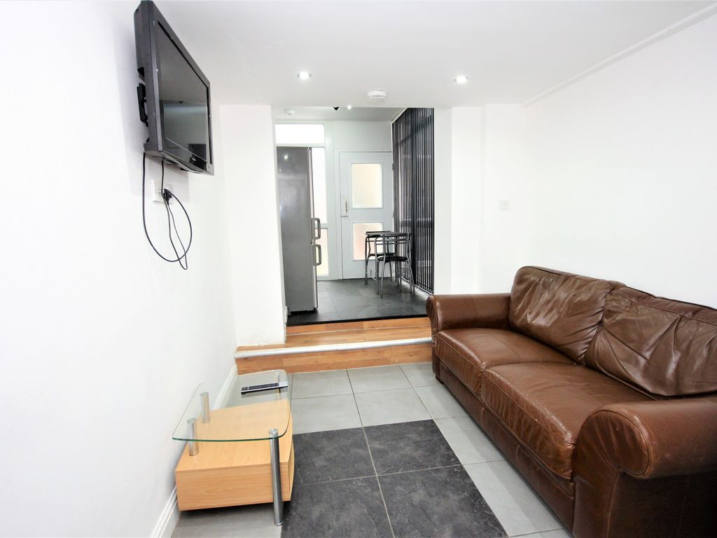 2 bed flat to rent in Mount Street, Preston, Lancashire PR1, £1,090 pcm