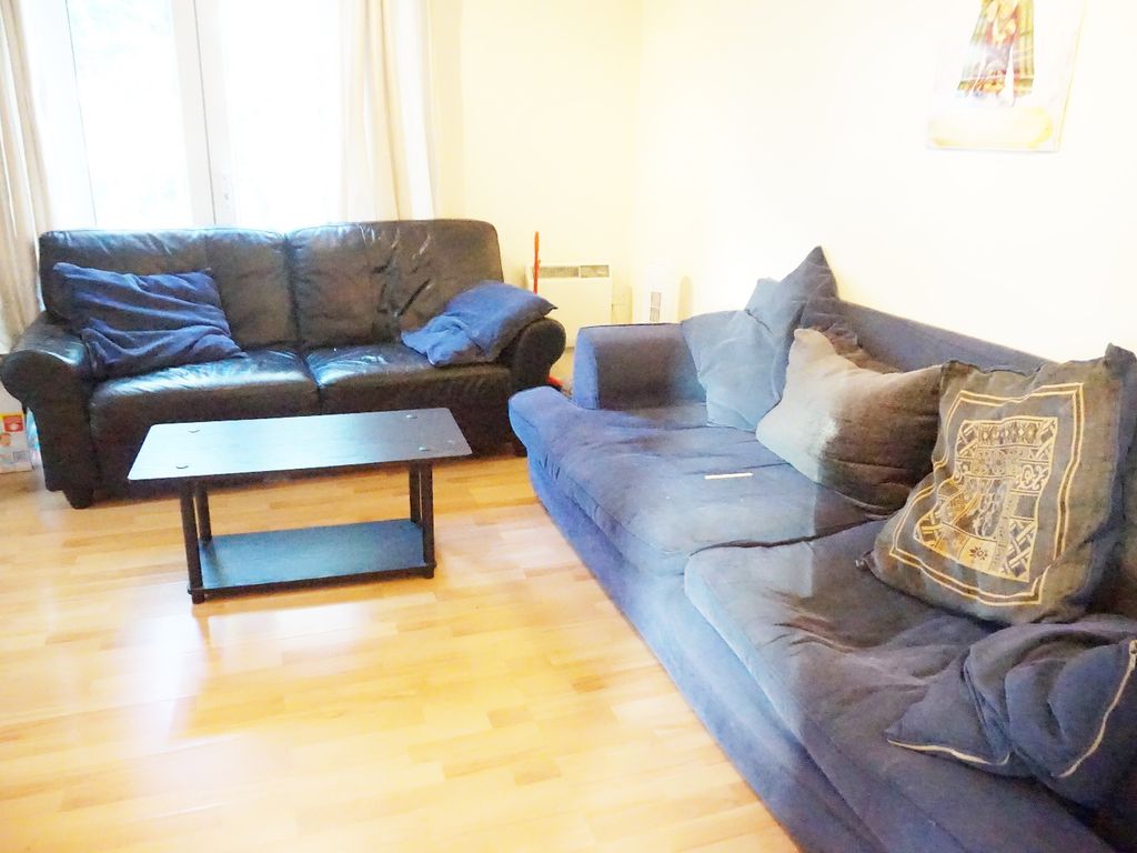 2 bed flat to rent in Ridley Close, Barking IG11, £1,100 pcm