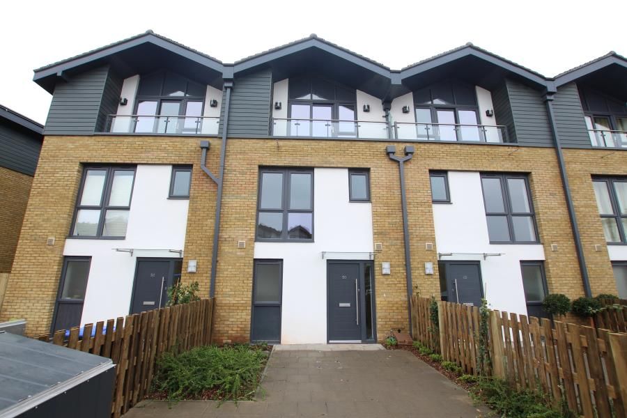 4 bed town house to rent in Sycamore Avenue, Woking GU22, £2,500 pcm