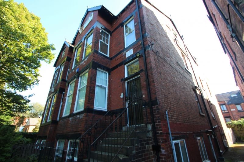 5 bed flat to rent in Cardigan Road, Hyde Park, Leeds LS6, £347 pppm