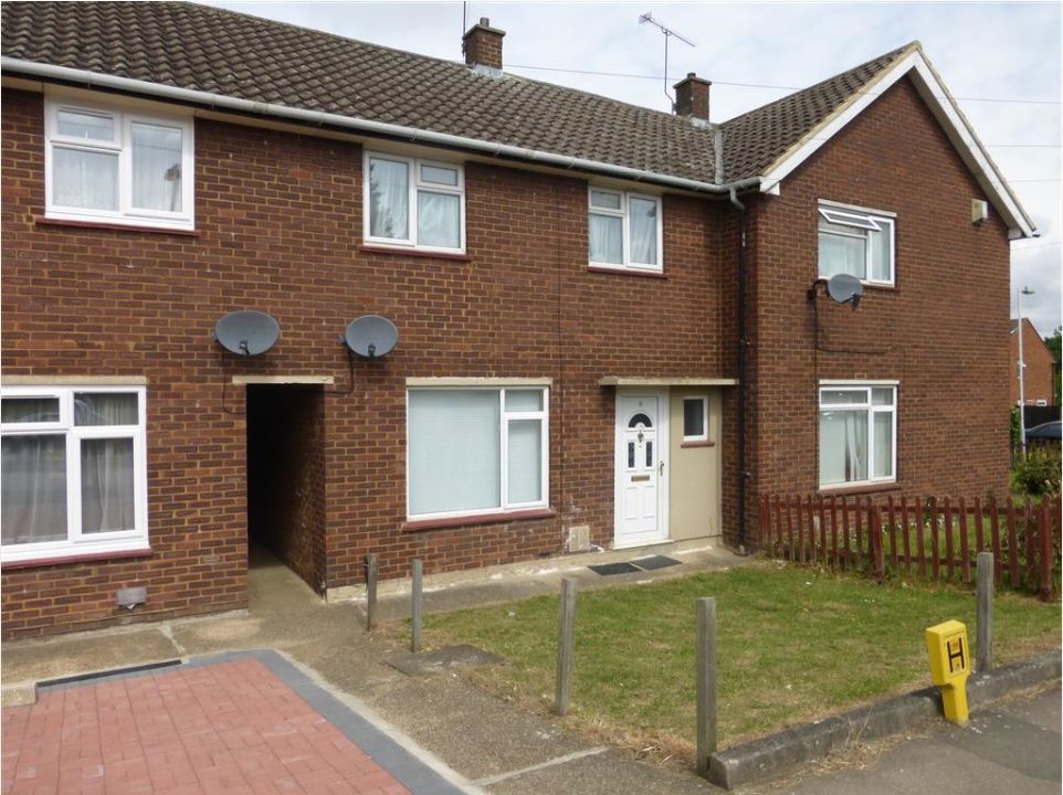 2 bed terraced house to rent in Wetherne Link, Luton LU4, £925 pcm