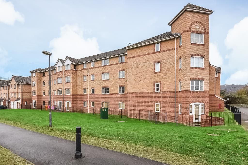 2 bed flat to rent in High Wycombe, Buckinghamshire HP13, £1,250 pcm