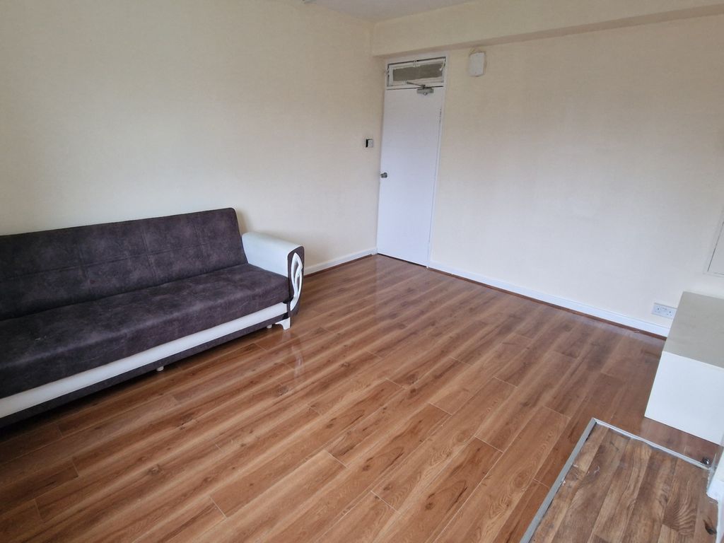 3 bed flat to rent in George Belt House, Smart Street, Bethnal Green E2, £2,800 pcm