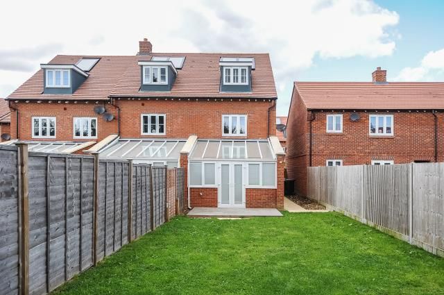 3 bed end terrace house to rent in High Wycombe, Buckinghamshire HP13, £1,750 pcm