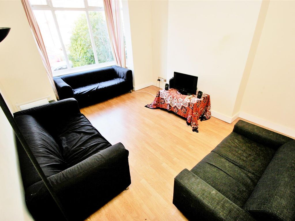 6 bed terraced house to rent in Royal Park Avenue, Hyde Park, Leeds LS6, £2,210 pcm