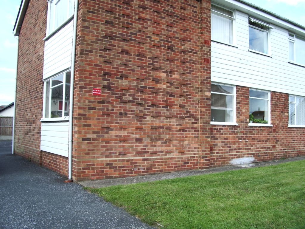 1 bed flat to rent in Maple Close, Rough Common CT2, £650 pcm