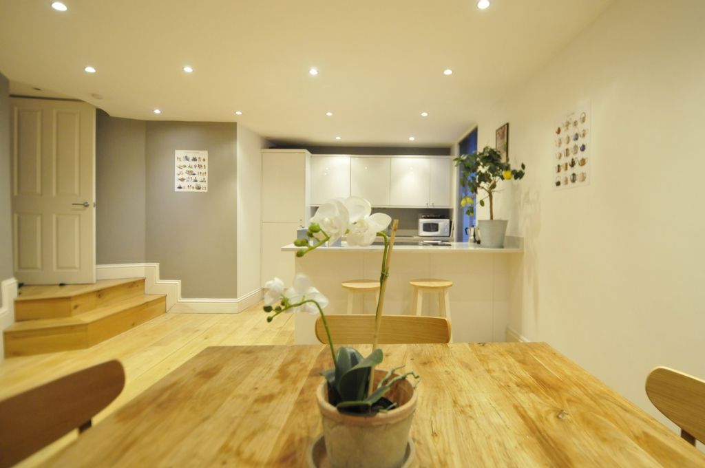 2 bed flat to rent in Montpelier Vale, Blackheath SE3, £2,600 pcm