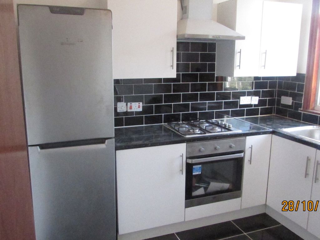 3 bed maisonette to rent in Aldborough Road South, Ilford IG3, £2,400 pcm