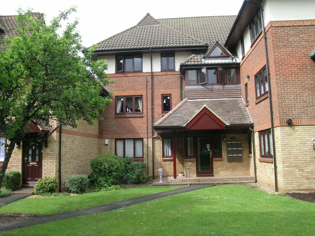 2 bed flat to rent in Star Holme Court, Star Street, Ware SG12, £1,195 pcm