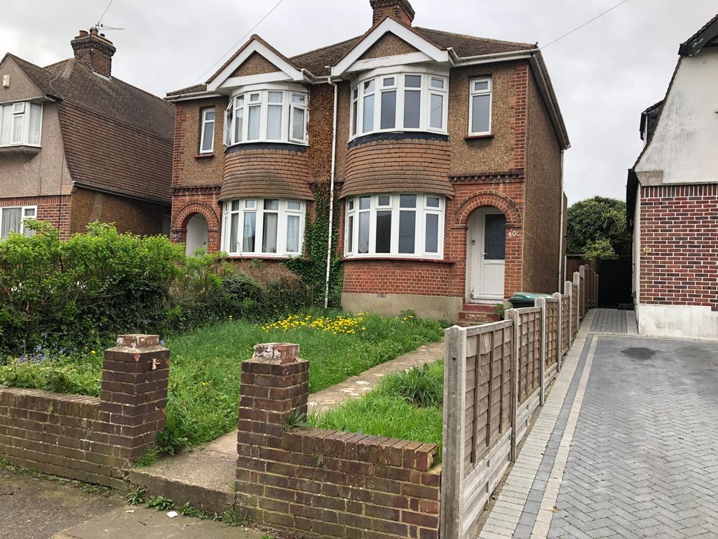 2 bed property to rent in Barr Road, Gravesend DA12, £1,200 pcm