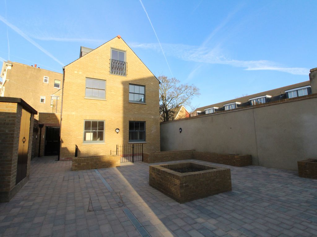 2 bed flat to rent in Kirkdale, Sydenham SE26, £1,700 pcm